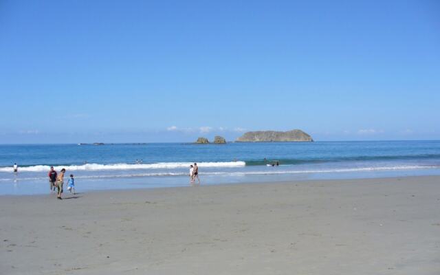 Oceanfront Hotel Verde Mar direct access to the beach