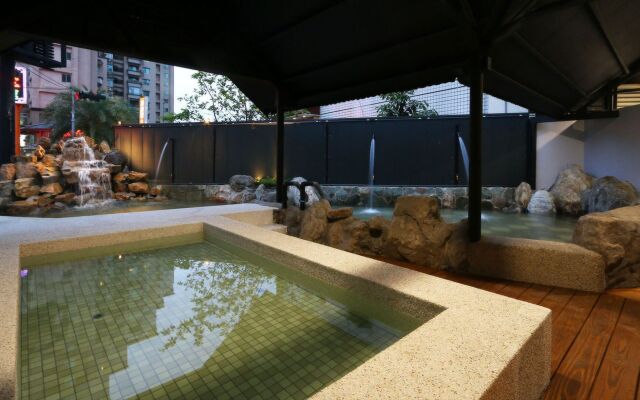 Slow Wow Hot Spring Hotel