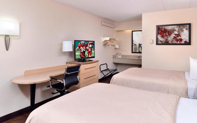 Super 8 by Wyndham Deerfield/Northbrook
