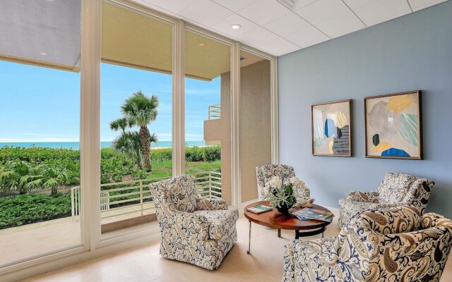 Beachfront Condo With 180-degree Views and Pool