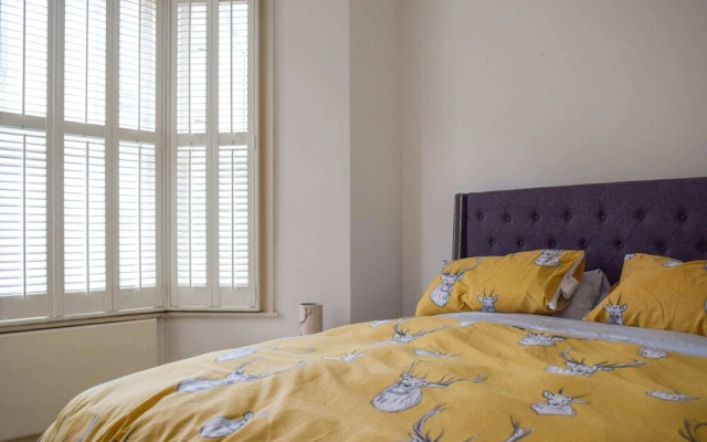 Pleasant, Intimate Flat With Backyard in Battersea
