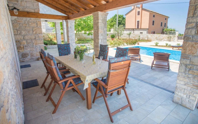 Roofed Villa in Istria With Private Pool