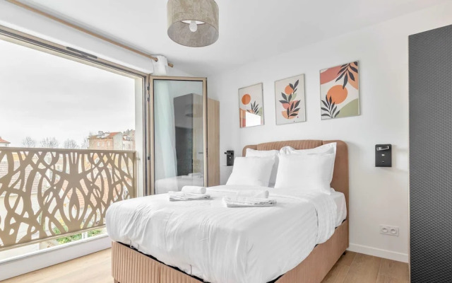 Apartment With Balcony in Paris