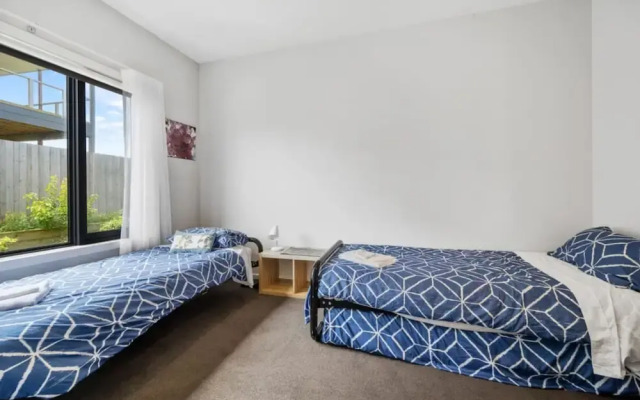 Modern Coastal Escape Pet Friendly With Fireplace