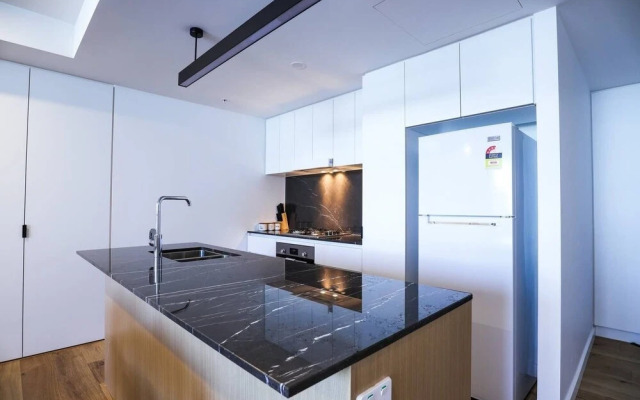 Stylist 2 Bedrooms Apartment With Pool/gym/parking