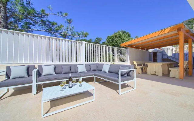 Modern Villa in Cres With Pool