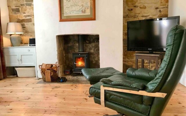 Beachfront Apartment With Woodburner & Courtyard