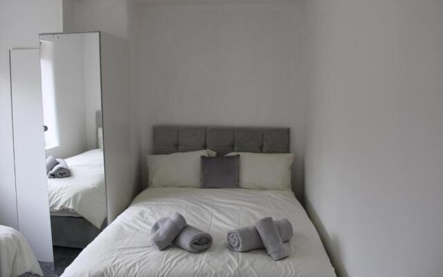 Beautiful 3 bedroom house with parking
