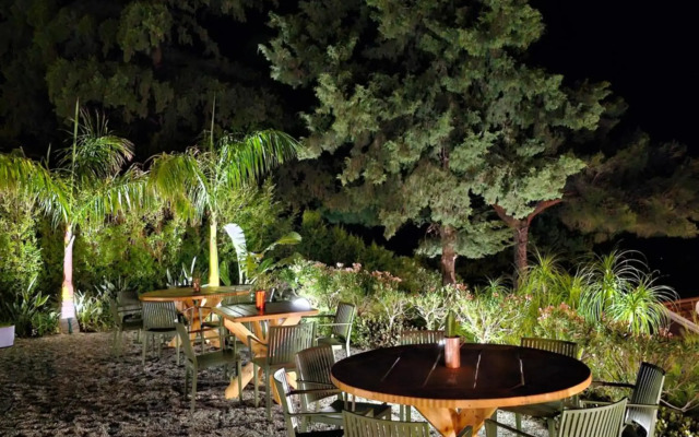 Niriides Hotel & Apartments
