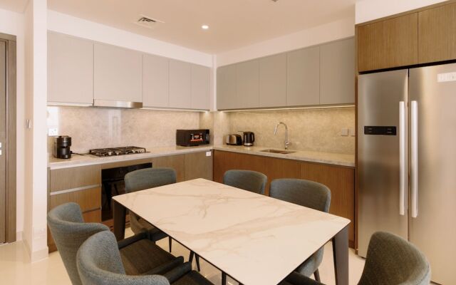 Beachfront 2BD apartment with Palm View