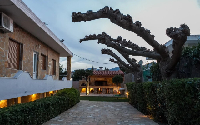 Spacious home with garden in Marathonas