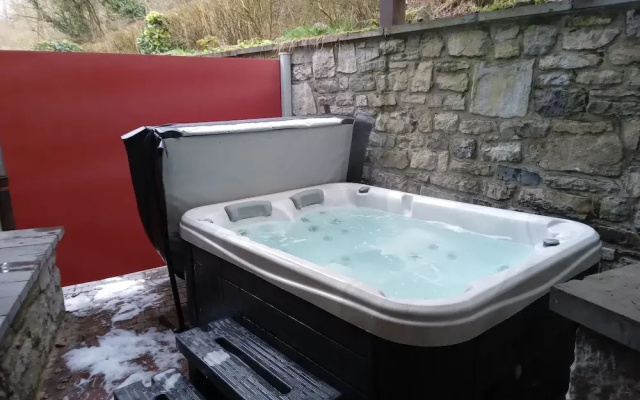Cottage With Bubble Bath