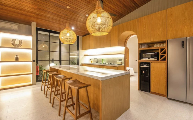 Stylish 5BR Boho Hideaway, 5 Minutes From Bingin