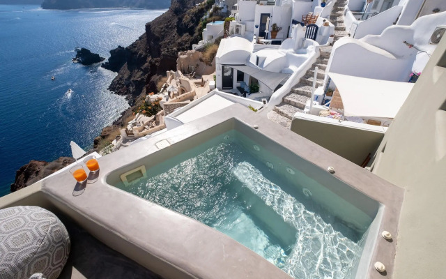 SantorOia Luxury Suites