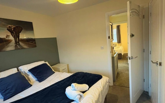 Spacious 3-bed House - Sleeps 8, Garden & Parking