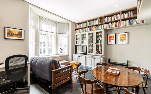 Book Lovers West End Home