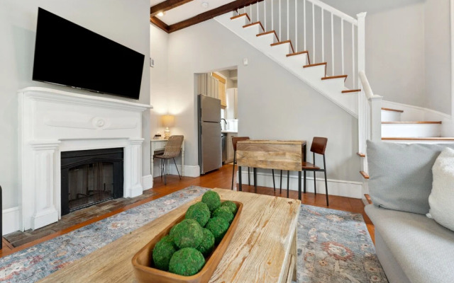 Beautiful Renovated Apartment Near King Street