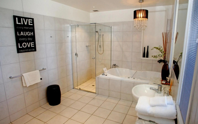 Hilltop Apartments Phillip Island - Adults Only