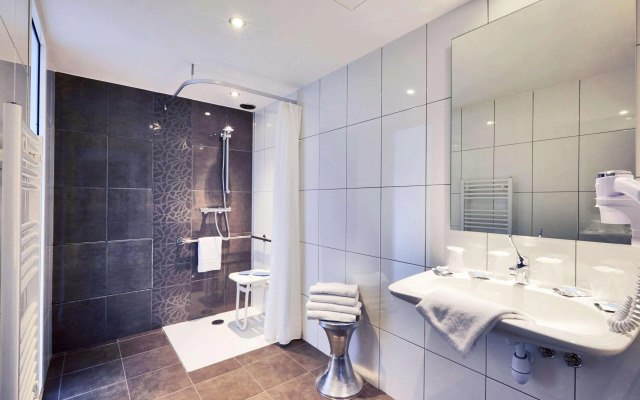 Hôtel, restaurant Kyriad Fréjus