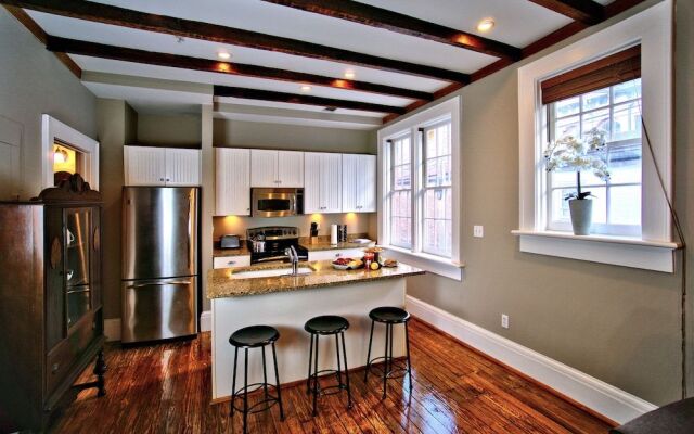 Comfy Carriage House Steps from the River