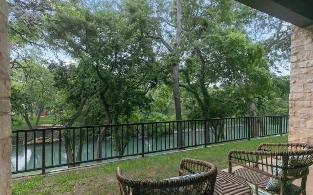 Luxurious Riverfront Condo Just 1 Blk to Schlitterbahn!