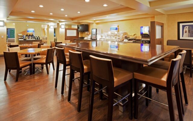 Holiday Inn Express Suites Belmont by IHG
