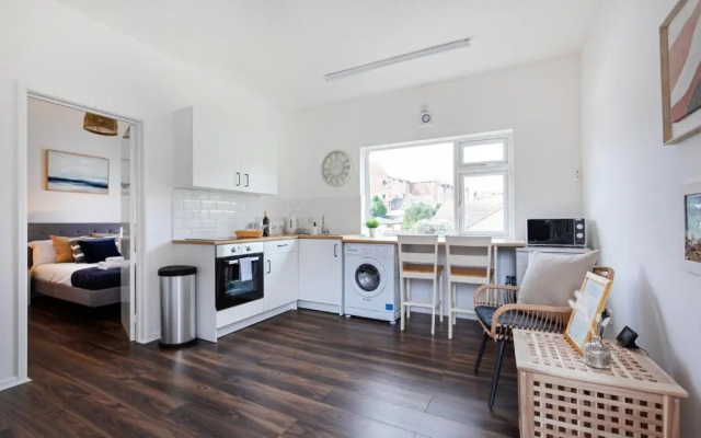 Modern 1-Bedroom Apartment, beach 5-min walk, free parking