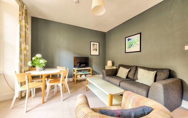 JOIVY Amazing Location! - Lovely Rose St Apt in New Town