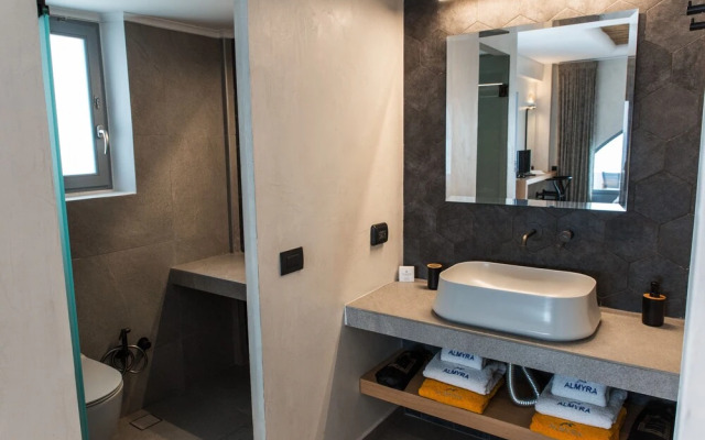 Almyra Oia Suites