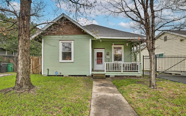 Pet-friendly Home w/ Yard: 3 Mi to Dtwn Houston!