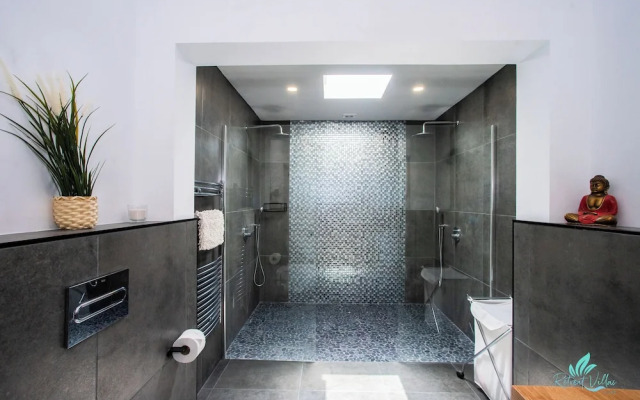 Gorgeous Newly Renovated 4-bedroom Villa!