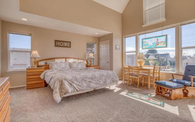 Cozy Gathering Space and Sparkling Amenities - Charming Seaside Haven