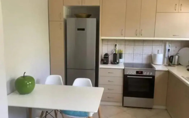 Bright 2bd apt, garden view & parking - Glyfada