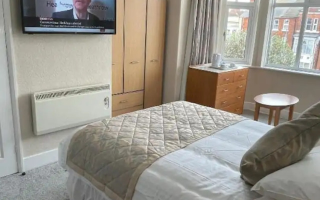 OYO Queens Hotel, Skegness Pier