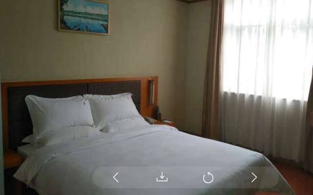 Huhua Hotel (Jiaotong University Jiangchuan Road Metro Station)