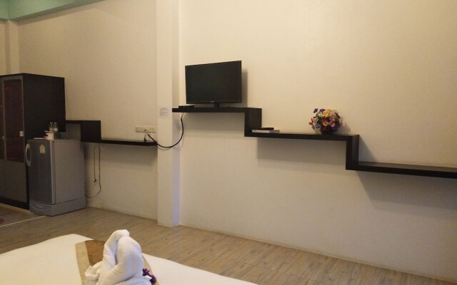 RoomQuest Chonburi Phanat Nikhom