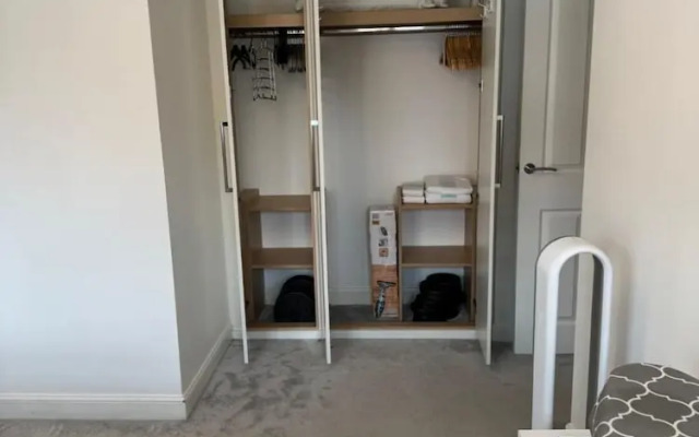 High END Spacious 4 Bed House - Free Parking