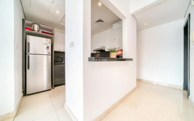 Big Bright Luxury Marina View Apt Near Beach