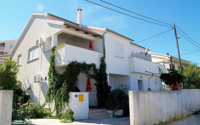 Nearby Beach, Apartment Leda In Center
