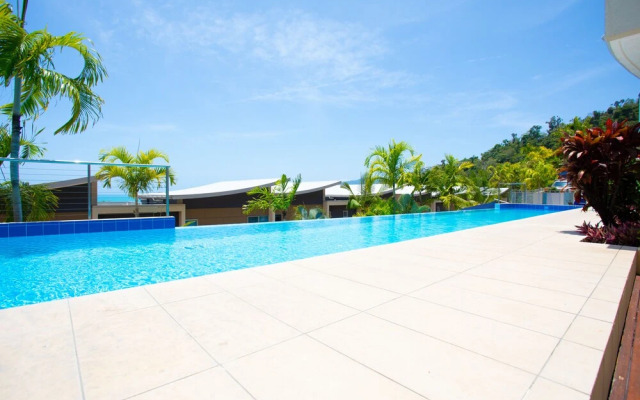 Stunning Sea Views Azura 7 Airlie & Wifi