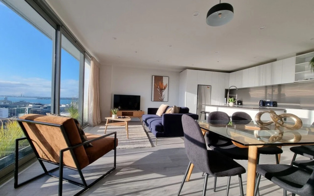 Luxe Apt w Harbour-Sunset Views -Parking