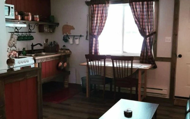 Arctic Divide Inn & Motel