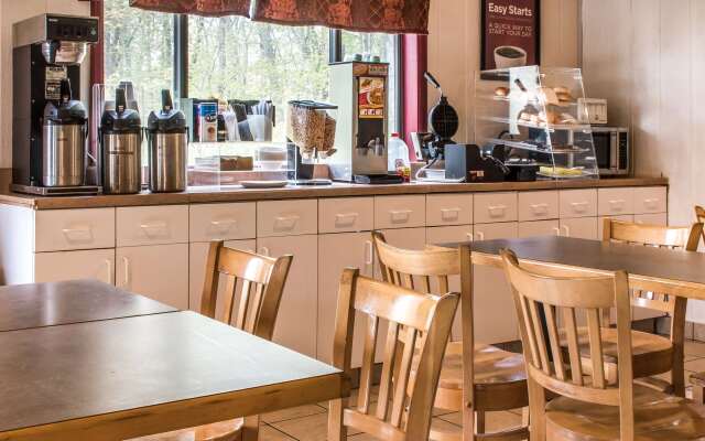 Econo Lodge Inn & Suites Lake Harmony - Pocono Mountains Area