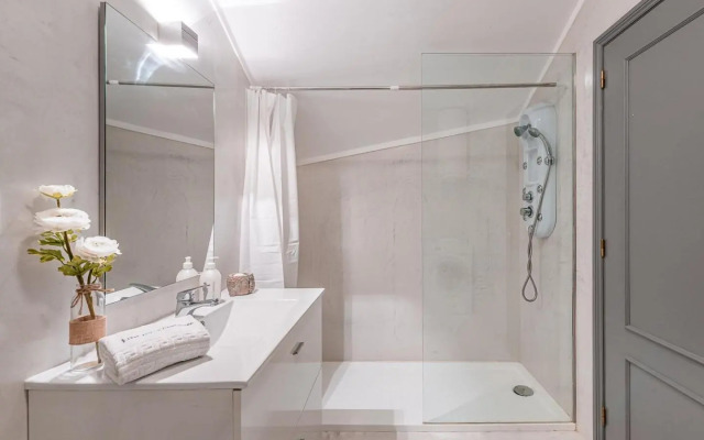 Guestready - Red Stripes