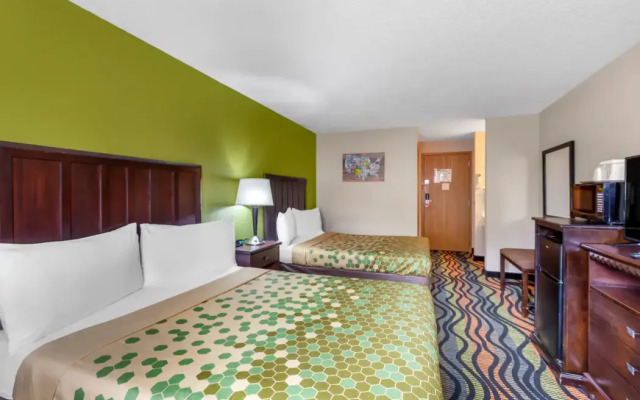 Econo Lodge Inn & Suites Oconto
