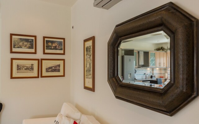 Santa Barbara lux studio in Marathonas