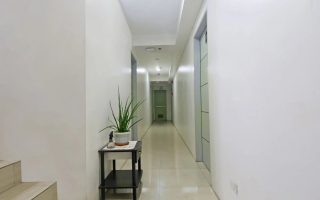 OYO 896 Silverio Suites