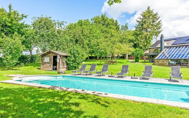 Plush Villa in La Roche-en-ardenne With Swimming Pool