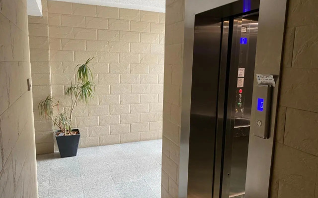 Renovated 2-bedroom flat with free parking, center