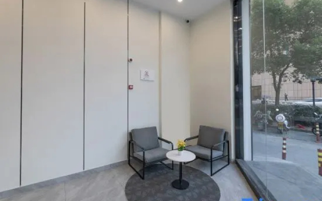 Yipple Hatt Hotel (Ningbo Luomeng Universal Park Yintai City Branch)